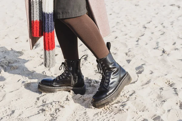 Стильні Чорні Гладкі Шкіряні Чоботи Відкритому Повітрі Піщаному Пляжі Спорядження — стокове фото