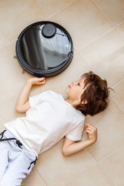 Kid Playing Robotic Vacuum Cleaner Boy Lying Floor Way Vacuum — 图库照片