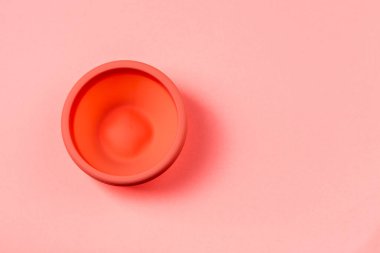 Adet Diski, yeniden kullanılabilir adet ekolojik ürün, kopyalama alanı olan pembe arka plan.