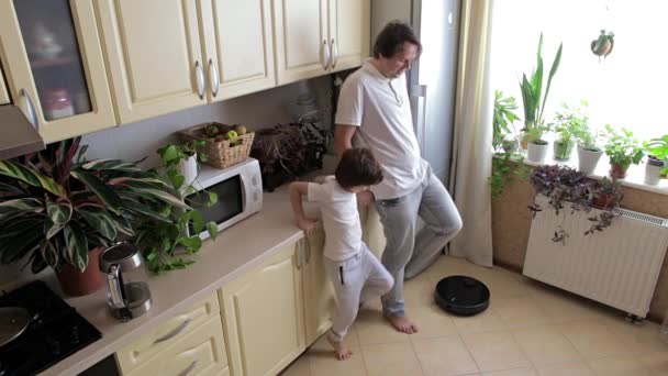 Mutlu Baba Oğul Robotik Süpürge Temizleyicisi Nin Mutfağı Temizlemesi Için — Stok video