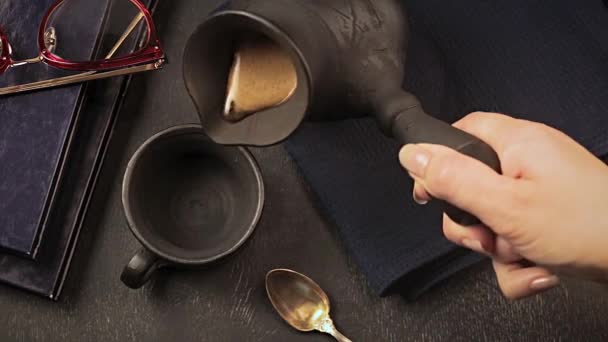 세라믹으로 푸석푸석 커피를 나무어두운 배경에 담근다 — 비디오