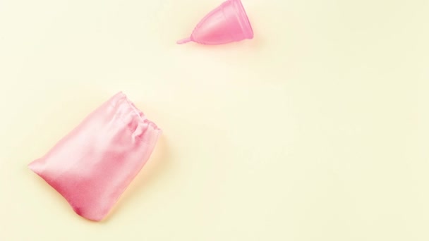 Copa Menstrual Está Moviendo Bolsa Almacenamiento Color Rosa Detener Vídeo — Vídeos de Stock