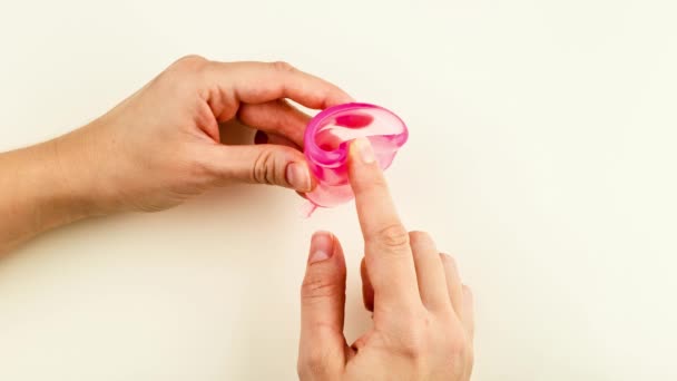 Jak Složit Menstruační Pohár Koncept Nulového Odpadu Zastavit Pohyblivou Fotografii — Stock video