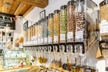 Graz, Avusturya - 23 Ağustos 2021. Avusturya 'nın Graz kentindeki Sıfır Atık Toptan Mağazası Das Gramm' daki eczanelerde çeşitli atıştırmalıklar var.