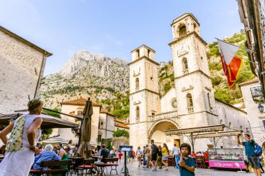 Kotor, Karadağ - 16 Eylül 2019: Güneşli bir günde Aziz Tryphon Katedrali