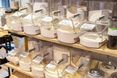 Graz, Avusturya - 23 Ağustos 2021. Das Gramm 'daki un ve diğer ürünler, Graz, Avusturya' da bir Sıfır Atık Dükkanı