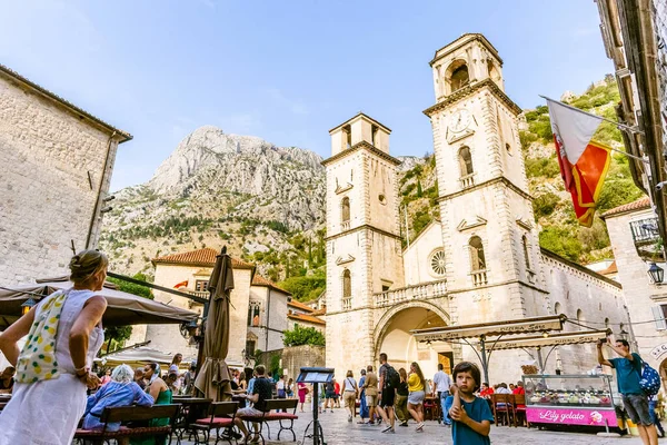 Kotor, Karadağ - 16 Eylül 2019: Güneşli bir günde Aziz Tryphon Katedrali