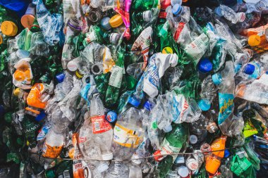 Krk, Hırvatistan - 24 Ağustos 2021: Plastik şişeler toplandı, ütülendi ve istiflendi. Atık ayıklama ve geri dönüşüm