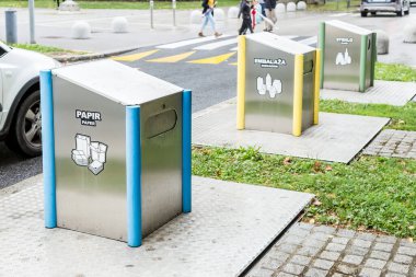 Ljubljana, Slovenya - 23 Ağustos 2021: Sokaktaki modern yeraltı çöp konteynerleri sistemi. Ayrı çöp toplama, koku koruması, enkaz kapasitesi ve hayvan koruması sağlar..