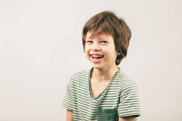 快乐的6岁白人男孩肖像画灰色背景 欧洲白人小孩面带微笑地看着摄像机 — 图库照片