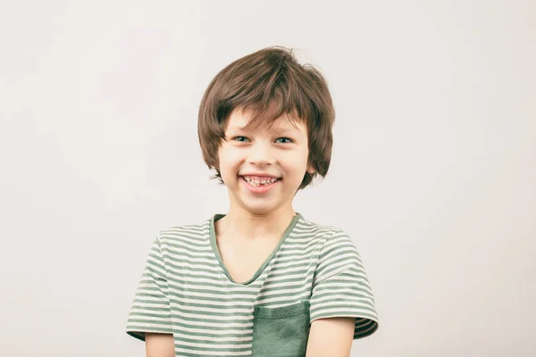 快乐的6岁白人男孩肖像画灰色背景 欧洲白人小孩面带微笑地看着摄像机 — 图库照片