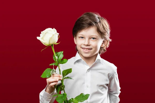 男孩与玫瑰庆祝情人节 — 图库照片