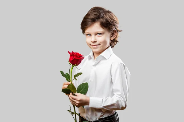 情人节那天，男孩抱着一朵红玫瑰 — 图库照片