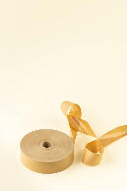 Teslimat servisi paketlemesi için biyolojik olarak çözünebilir kağıt yapışkan bandı rulosu