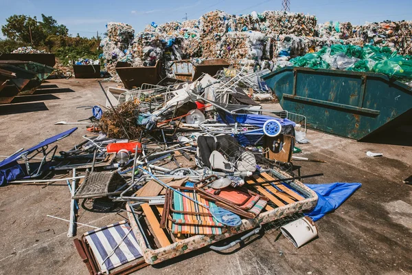 Büyük Bir Çöp Yığını Şehir Çöplüğünde Yığınla Farklı Çöp Sıralama — Stok fotoğraf