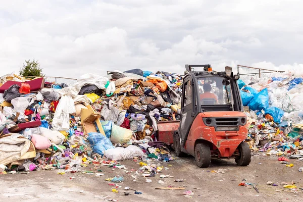 Trator Bulldozer Empurra Lixo Uma Lixeira Cidade Instalação Gestão Resíduos — Fotografia de Stock