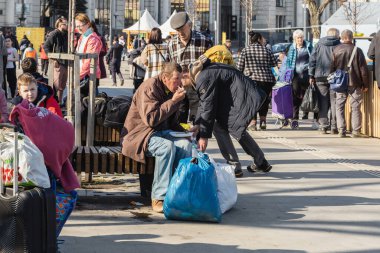LVIV, UKRAINE - 23 Mart 2022: Lviv Merkez Tren İstasyonu, Ukrayna 'ya karşı Rusya savaşı sırasında mülteciler için bir merkez haline geldi..