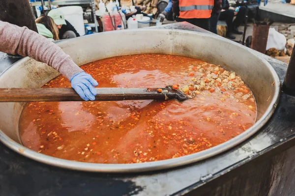 Lviv Ucraina Marzo 2022 Volontari Che Cucinano Zuppa Calderone Gigante — Foto Stock