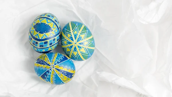 Ouă Paști Ucrainene Pysanky Fundalul Hârtie Albă Sfărâmată Albastru Galben — Fotografie, imagine de stoc