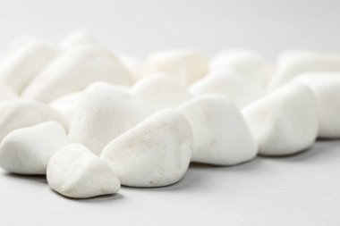 Gri arka planda beyaz kaya. Dekoratif taş doğal malzeme.