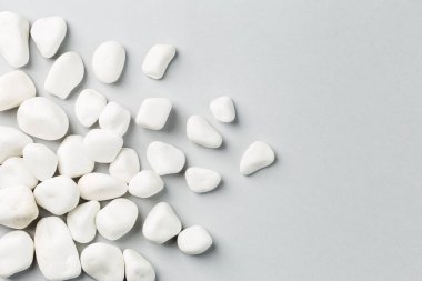 Gri arkaplana dağılmış beyaz kaya. Dekoratif taş doğal malzeme.