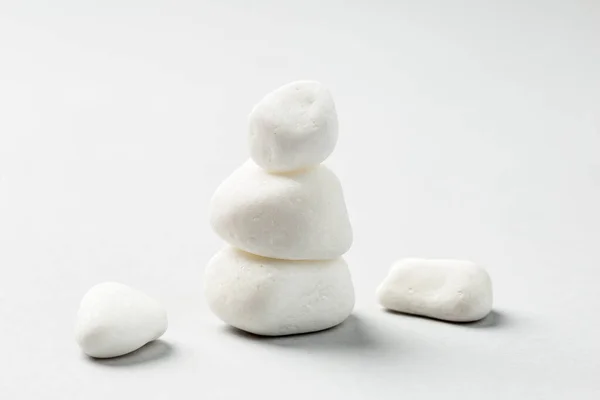 Gestapelte Weiße Zen Felsen Balancieren Auf Dem Grauen Hintergrund Kieselsteine — Stockfoto