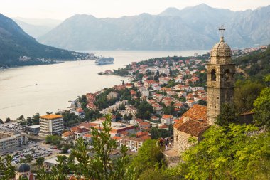 KOTOR, MONTENEGRO - 16 Eylül 2019: Karadağ 'daki eski Kotor ve Kotor Körfezi' nin üst manzarası