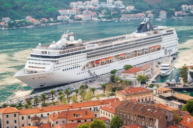 KOTOR, MONTENEGRO - 16 Eylül 2019: Karadağ 'ın Kotor körfezine büyük bir yolcu gemisi geldi