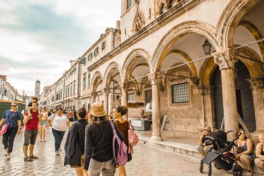 Dubrovnik, Hırvatistan - 18 Eylül 2019: Turistler Hırvatistan 'ın eski Dubrovnik kasabasına hayran