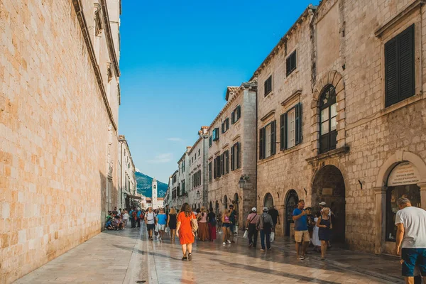 Dubrovnik, Hırvatistan - 18 Eylül 2019: Dubrownik 'in Eski Kenti, turistlerin çok sayıda turistin gezdiği yerler