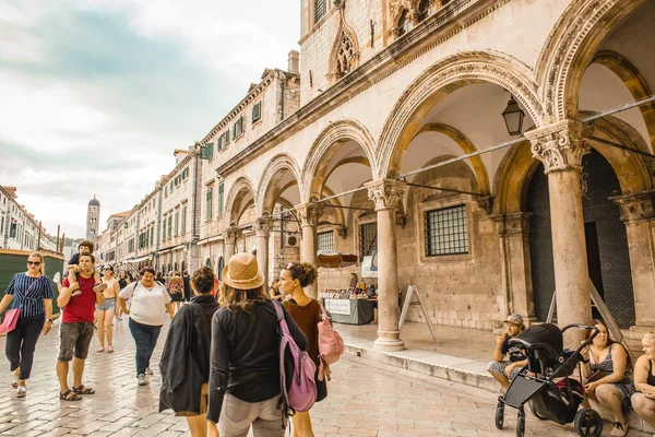 Dubrovnik, Hırvatistan - 18 Eylül 2019: Turistler Hırvatistan 'ın eski Dubrovnik kasabasına hayran