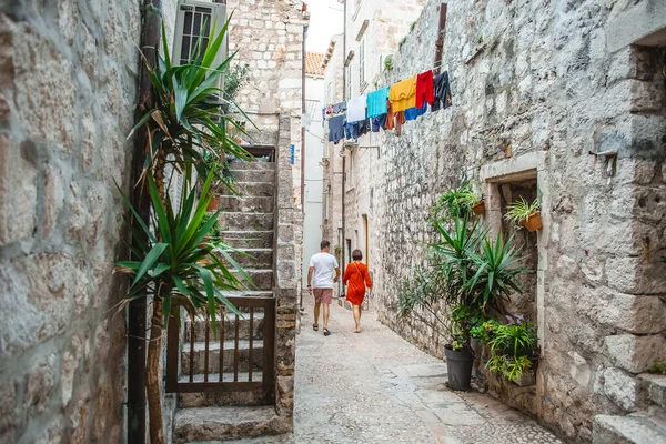 Dubrovnik Croatie Septembre 2019 Couple Touristique Marchant Dans Rue Étroite — Photo