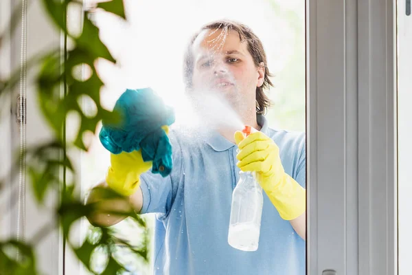 Ehemann Mit Gelben Gummihandschuhen Beim Fensterputzen Mit Blauem Lappen Hause — Stockfoto