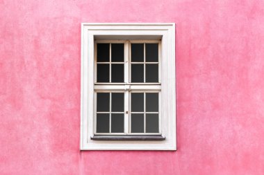 Rönesans tarzı pencere, beyaz çerçeveli, pembe duvar rengi. Dış bina inşa ediliyor 