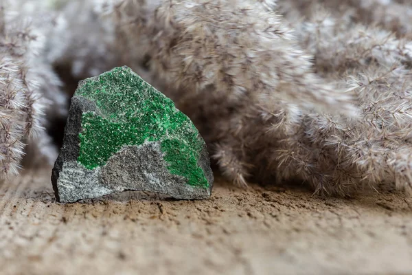 Rough Stone Uvarovite Crystals Natural Wooden Background Chromium Bearing Garnet — Stockfoto