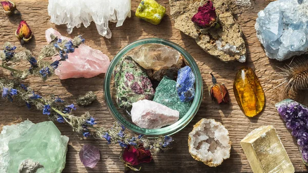 Alternative Crystal Healing Therapy Concept Stones Minerals Set Wooden Table — Fotografia de Stock