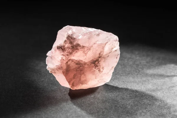 Spécimen Brut Quartz Rose Non Coupé Rétroéclairé Par Derrière Sur — Photo