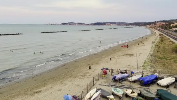 Ancona Italia Agosto 2022 Costa Con Playa Arena Barcos Ciudad — Vídeo de stock