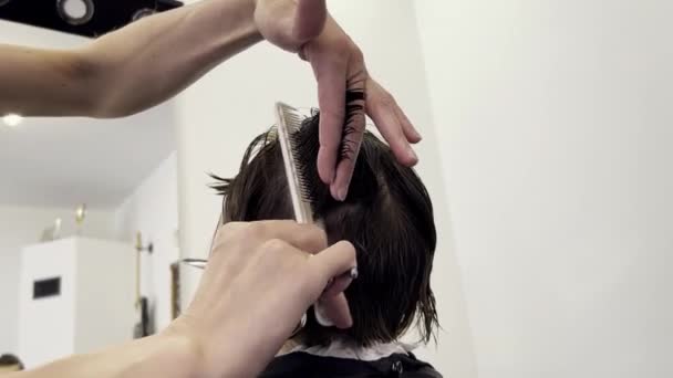 Professioneller Friseur Beim Friseur Für Männliche Kinder Friseursalon Nahaufnahme Video — Stockvideo