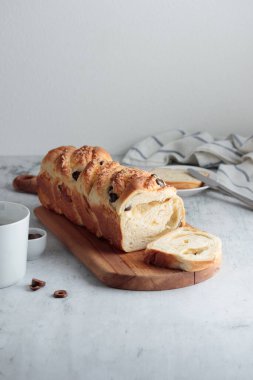 Peynirli ve zeytinli ev yapımı ekmek.