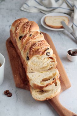 Peynirli ve zeytinli ev yapımı ekmek.