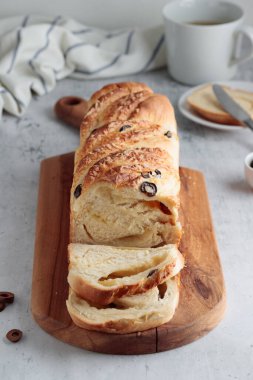 Peynirli ve zeytinli ev yapımı ekmek.