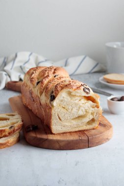 Peynirli ve zeytinli ev yapımı ekmek.