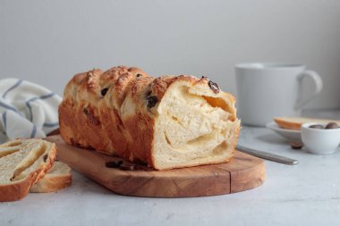 Peynirli ve zeytinli ev yapımı ekmek.