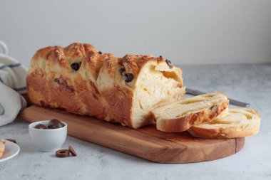 Peynirli ve zeytinli ev yapımı ekmek.