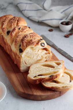 Peynirli ve zeytinli ev yapımı ekmek.