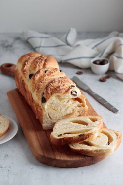 Peynirli ve zeytinli ev yapımı ekmek.