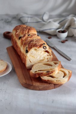 Peynirli ve zeytinli ev yapımı ekmek.