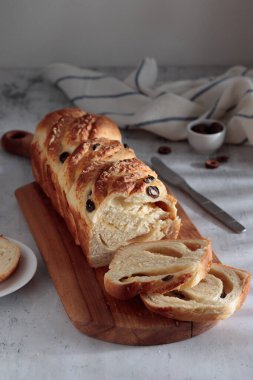 Peynirli ve zeytinli ev yapımı ekmek.