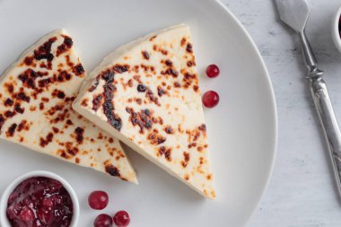 Leipajuusto - geleneksel Fin fırında peyniri - çilekli